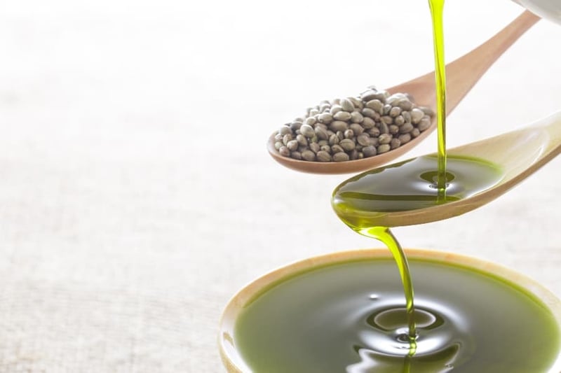 hemp-seeds-and-hemp-oil (1)